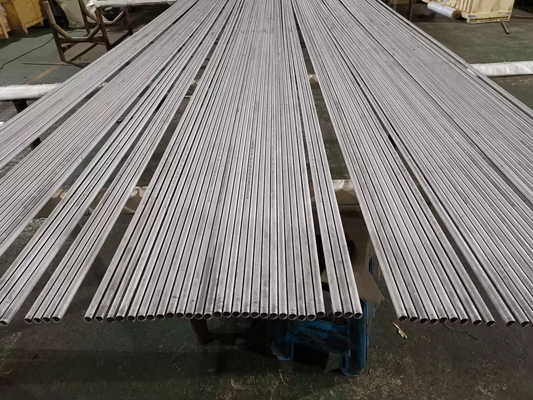 Un bon prix. Tubes d'échangeur de chaleur de chaudière de tubes et tuyaux sans soudure, en acier d'ASTM A213 TP304 TP316 en ligne