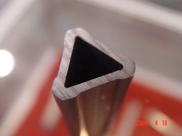 Un bon prix. Tubes en acier ST35 ST37 ST44 de triangle sans couture spéciale mécanique faite sur commande de tuyau d'acier en ligne